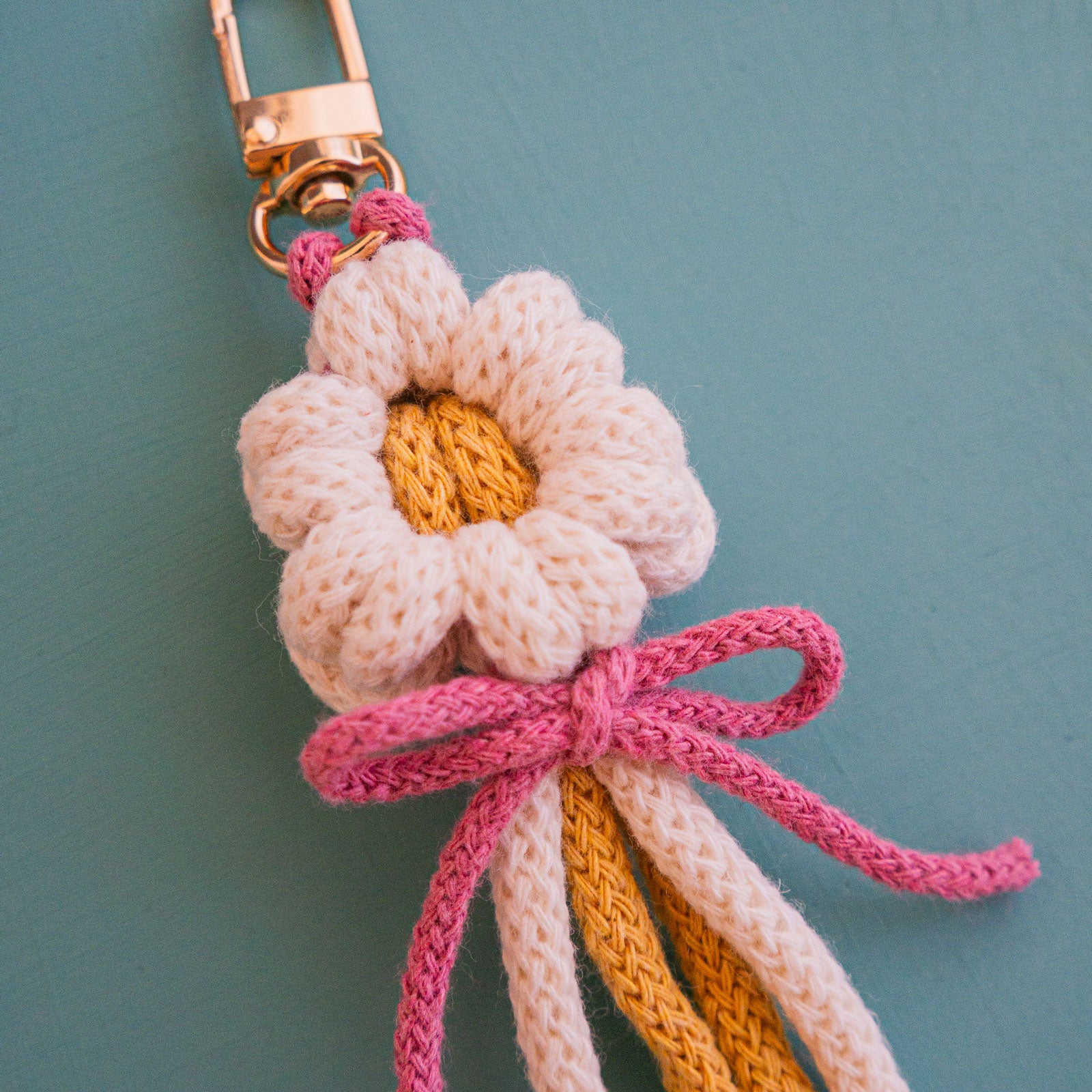 Macramé Tutorial Daisy Keychain - Main Image