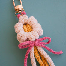 Load image in gallery viewer,Diy macrame kit - daisy keychain
